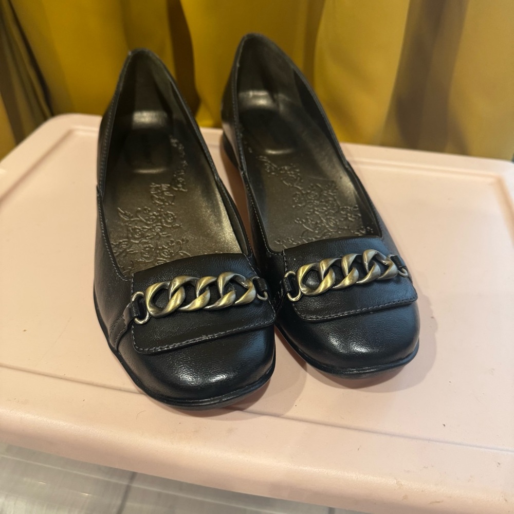 Hush Puppies Black Loafers with Gold Chain